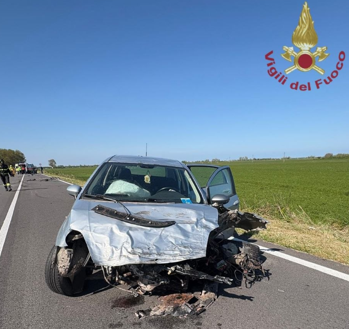 Rosolina, scontro frontale sulla provinciale 65: sei feriti, uno grave in elicottero a Padova