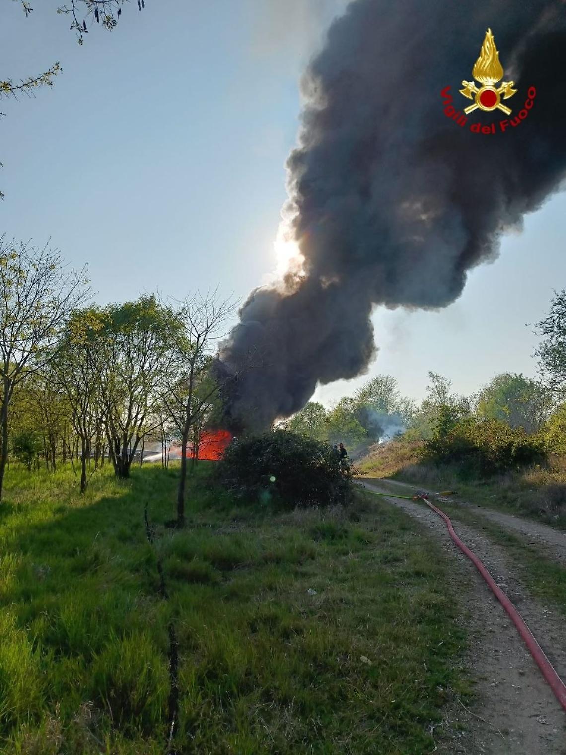 Verona, incendio di tubi in polietilene in un terreno agricolo