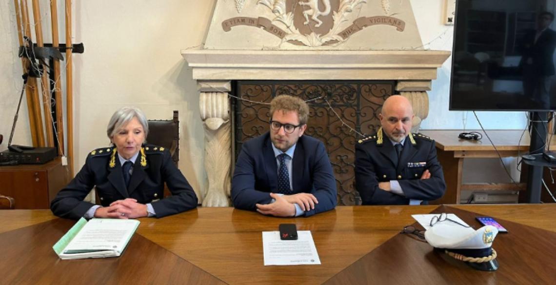 Il sindaco e le forze dell'ordine illustrano l'operazione