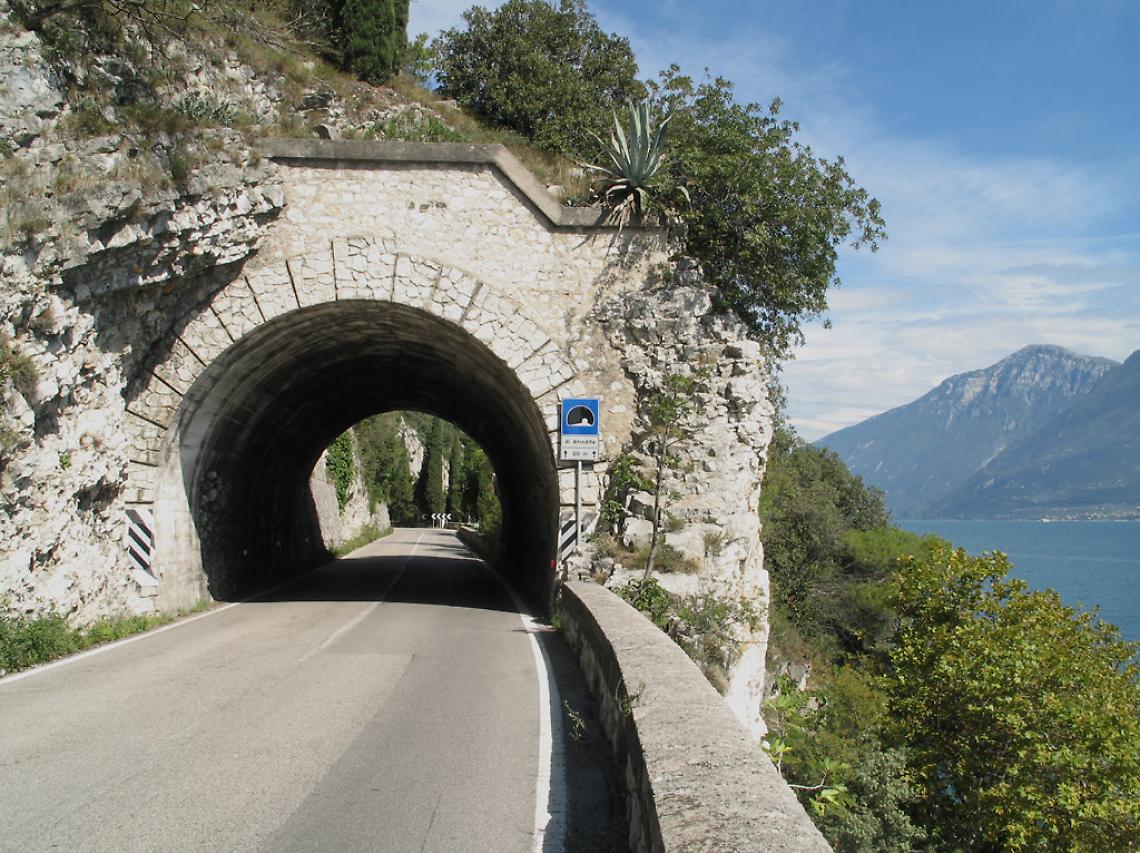 Incidente sulla Gardesana: traffico congestionato dopo lo scontro tra due auto