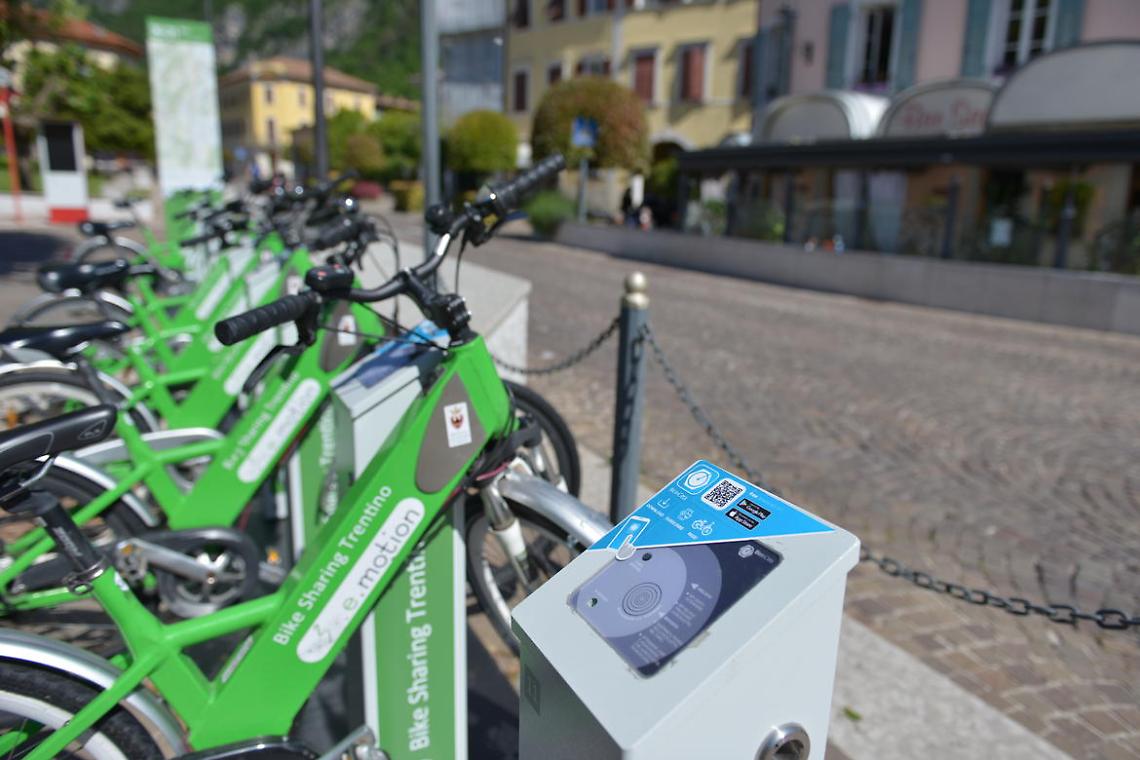 Biciclette del bike sharing e.motion pronte per essere prelevate da una ciclostazione in Trentino