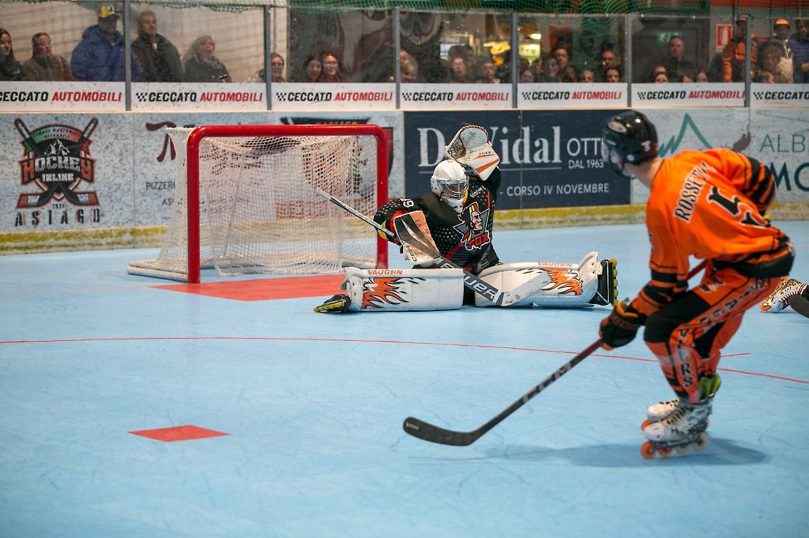 Una parata di Laner nel primo tempo di Asiago-Legnaro. Foto della societ&agrave; Asiago Vipers