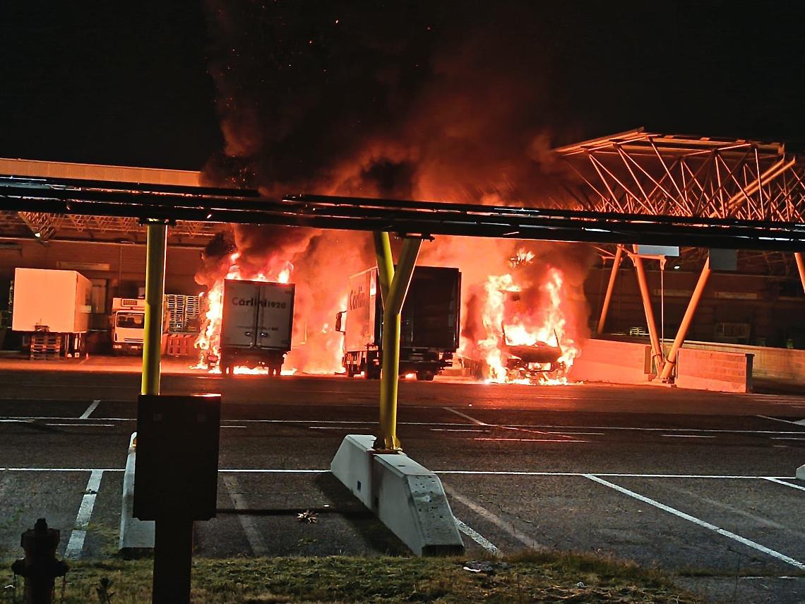Incendio al mercato ortofrutticolo di Verona: distrutti tre furgoni e due camioncini