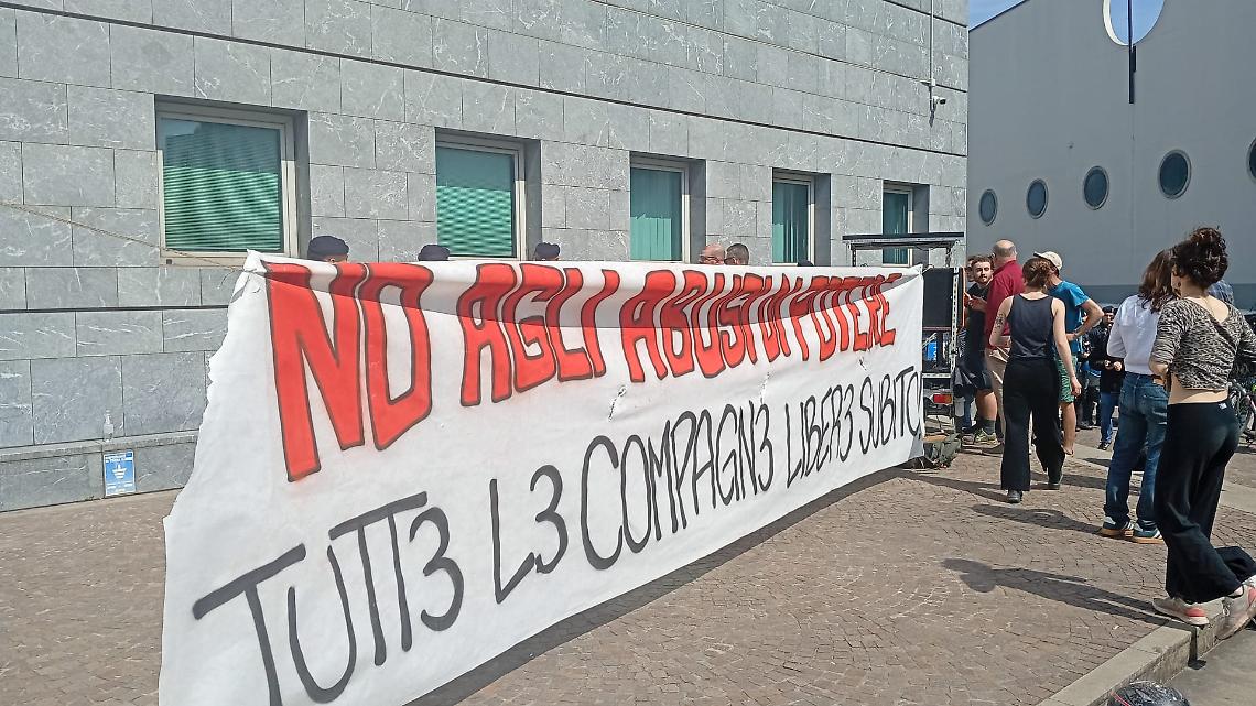 Controllo alla stazione finisce nel caos: carabinieri accerchiati, quattro arresti a Padova