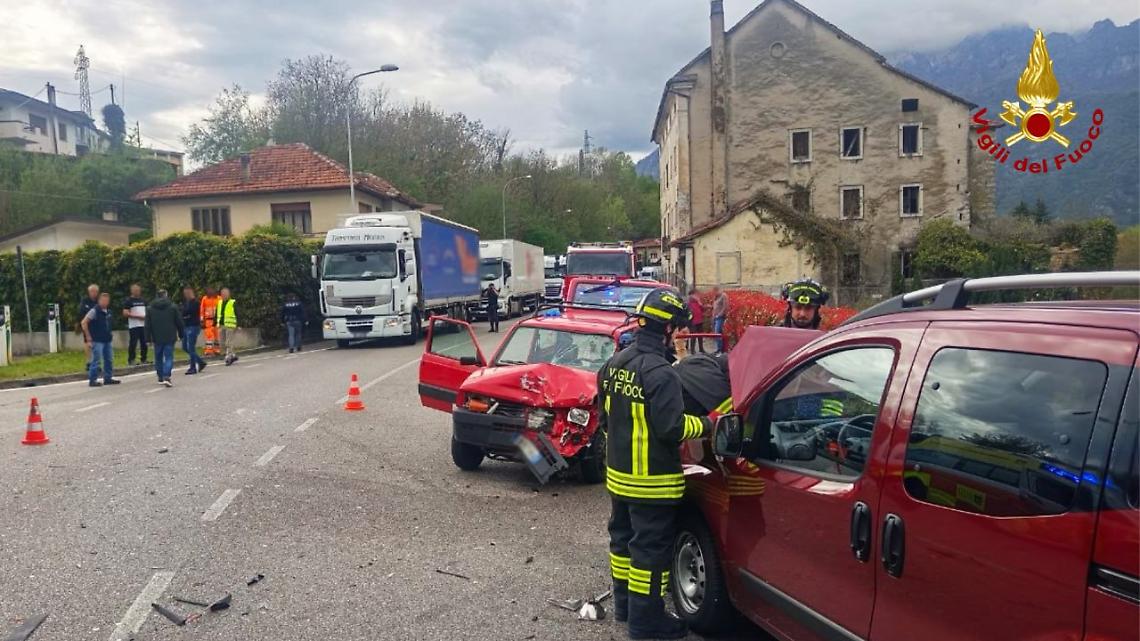 Incidente stradale a Ponte nelle Alpi: coinvolti due auto e un mezzo pesante sulla SS 51 Alemagna