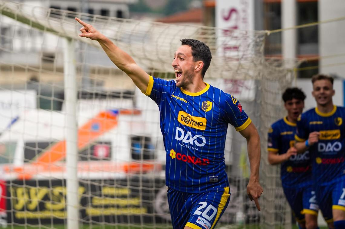 Giacomo Benedetti in gol contro il Renate