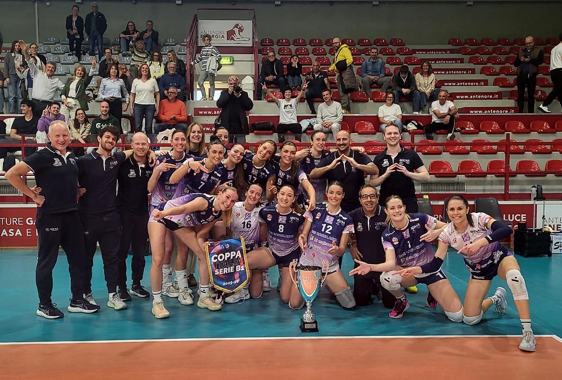 La formazione euganea sfoggia la Coppa Italia per il pubblico di casa