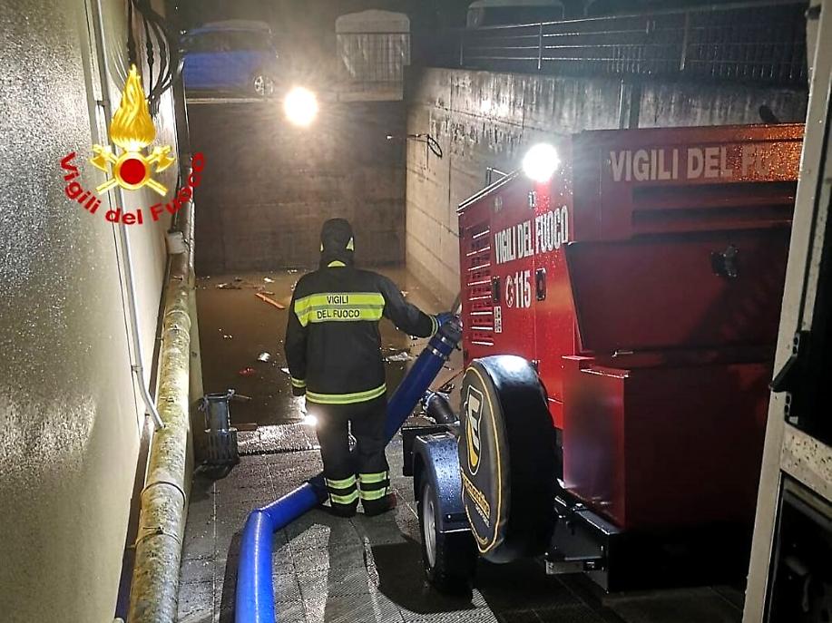 Vigili del fuoco al lavoro per il maltempo (2)