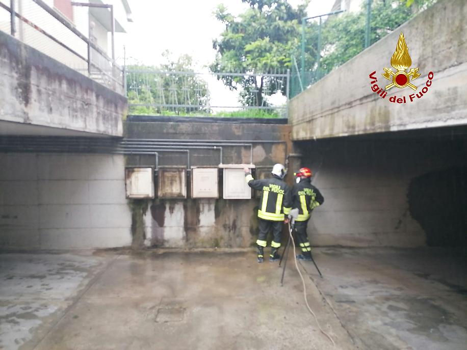 vigili del fuoco incendio auto cornuda (2)