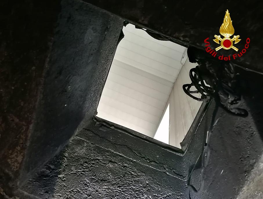 vigili del fuoco incendio auto cornuda (3)