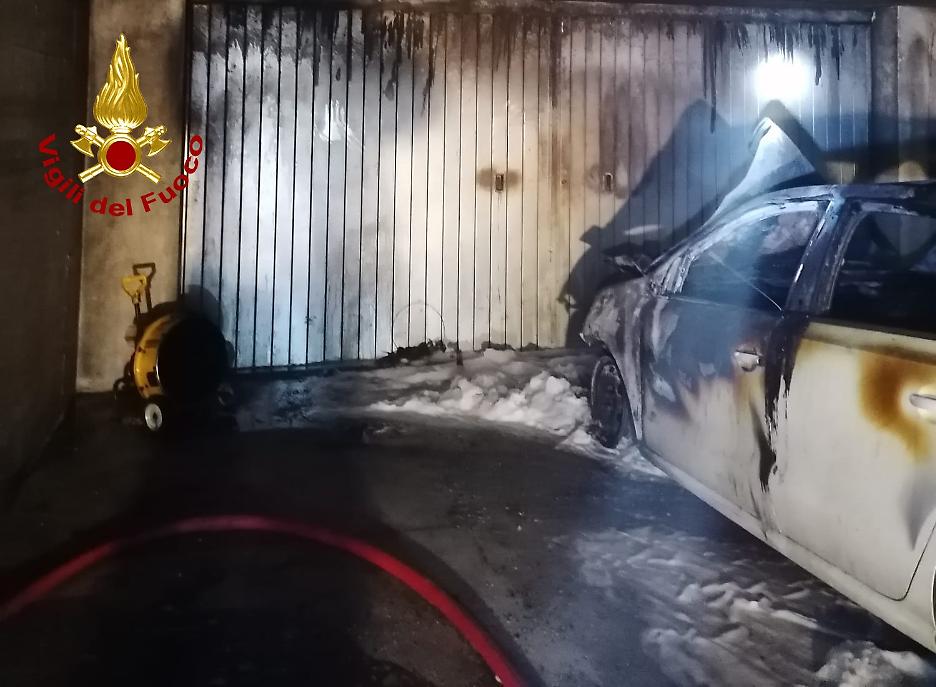 vigili del fuoco incendio auto cornuda (4)