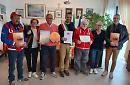 Gianfranco Marangon (con il maglione color salmone) festeggia l'anniversario con i colleghi volontari e il sindaco di Porto Tolle