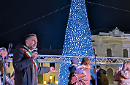 Il sindaco Luca Pierobon all'accensione delle luci sull'abete di Natale