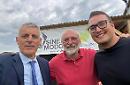 Il Sindaco con il Presidente di Sine Modo e un consigliere
