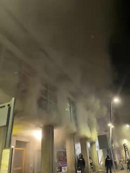 Padova: negozio di telefonia in fiamme 