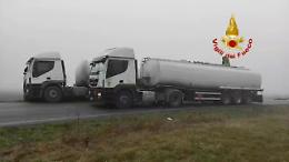 Erb&egrave;: autocisterna di carburante esce di strada, in corso travaso dei liquidi pericolosi