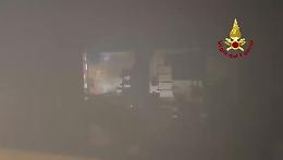 Incendio a Vicenza, distrutto un bar edicola: evacuato il condominio