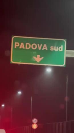Grave incendio lungo la A13 all'altezza del casello di Padova Sud 
