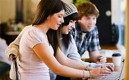 Connessi, soddisfatti e a proprio agio in famiglia: lo studio Crescere indaga la normalità degli adolescenti