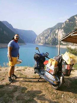 Dario Vigo, seimila chilometri tutti percorsi in Vespa