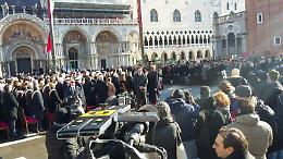 Funerali Valeria Solesin, Venezia e l'ultimo saluto in Piazza San Marco