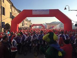 Noale, gran successo per la corsa dei Babbi Natale