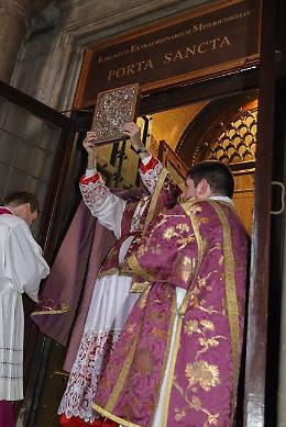 Giubileo, aperta anche la Porta Santa a San Marco