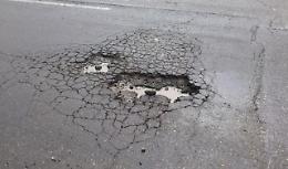 Vicenza, cede l’asfalto in via Rossi: scatta la chiusura della strada