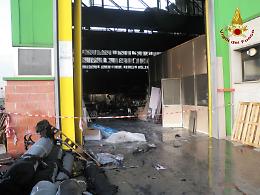 Incendio a Tombolo: a fuoco un magazzino