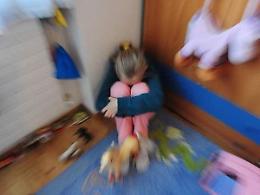 Abusi in famiglia, arrestato nonno 60enne: nella sua casa materiale pedopornografico