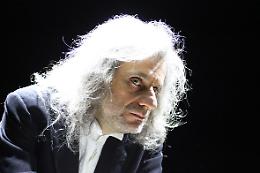 Alessandro Bergonzoni in scena con Nessi a Padova