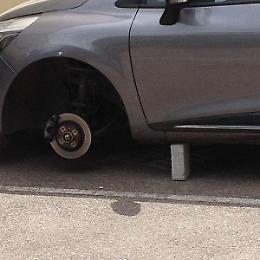Furto pneumatici a Olmo: rubate ruote, sedile e volante alla macchina parcheggiata
