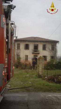 Piove di Sacco, a fuoco una casa colonica: 29enne salvato dalle fiamme