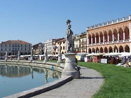 “Via l’asfalto da Prato della Valle”: Orizzonti rilancia la sfida per una piazza più verde