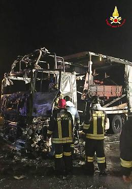 Padova, tir in fiamme: camionista rimane ustionato