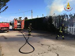Pontelongo, a fuoco una casetta di legno e un cavo elettrico: pericolo folgorazione