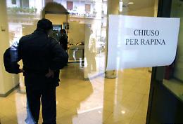 Monselice, banditi rapinano una banca armati di taglierino