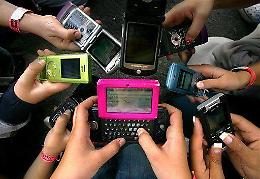 Cellulari banditi in classe: tre italiani su quattro approvano