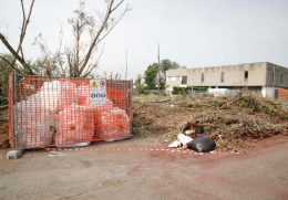 Tornado, amianto a tonnellate sparso sul terreno