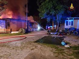 Jesolo, a fuoco un campeggio: venti bungalow distrutti
