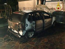 Albignasego, auto a fuoco in un'abitazione
