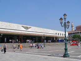 Venezia, nuovi varchi alla stazione Santa Lucia per garantire la sicurezza