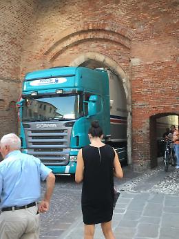 Noale, si incastra con il tir sotto la torre medievale