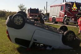 Padova, auto esce fuori strada e si capovolge