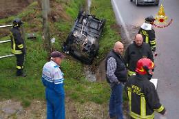 Padova, giovane alla guida finisce con la sua auto nel canale di scolo