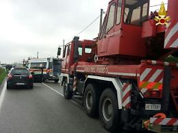 Padova, furgone si rovescia: due feriti