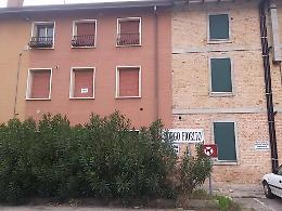 Cavanella Po, la reazione dei residenti al muro anti-profughi