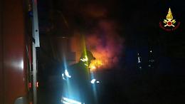Limena, incendio nel cortile di un'azienda: scoppiano le vetrate della struttura
