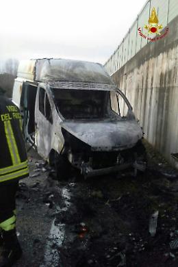 Auto in fiamme nella nuova Statale del Santo: un ferito