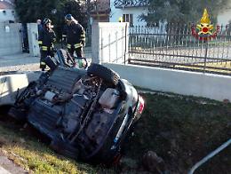 Santa Maria di Sala: auto si rovescia nel canale di scolo, un ferito